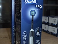 2 elektrische tandenborstels braun oral b pro series 1 black (b435) - afbeelding 2 van  3