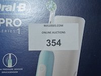2 elektrische tandenborstels braun oral b pro series 1 travel edition caribbean blue (b435) - afbeelding 2 van  4