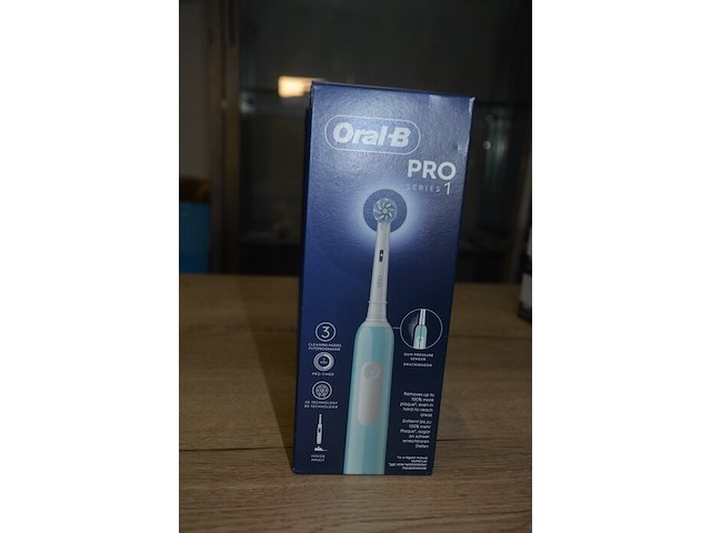2 elektrische tandenborstels braun oral b pro series 1 turqois (b435) - afbeelding 3 van  4