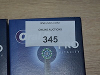 2 elektrische tandenborstels braun oral b pro vitality black (b435) - afbeelding 3 van  3