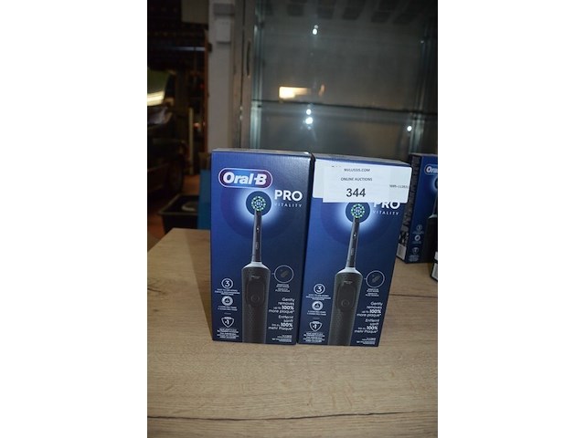2 elektrische tandenborstels braun oral b pro vitality black (b435) - afbeelding 1 van  3