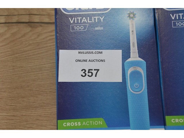 2 elektrische tandenborstels braun oral b vitality 100 blue swap (b435) - afbeelding 2 van  4
