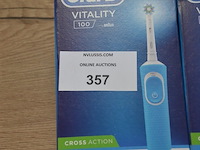 2 elektrische tandenborstels braun oral b vitality 100 blue swap (b435) - afbeelding 2 van  4