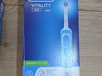2 elektrische tandenborstels braun oral b vitality 100 blue swap (b435) - afbeelding 3 van  4