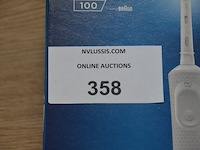 2 elektrische tandenborstels braun oral b vitality 100 white (b435) - afbeelding 2 van  4