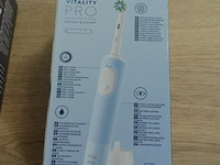 2 elektrische tandenborstels braun oral b vitality pro protect x clean vapor blue (b435) - afbeelding 4 van  4