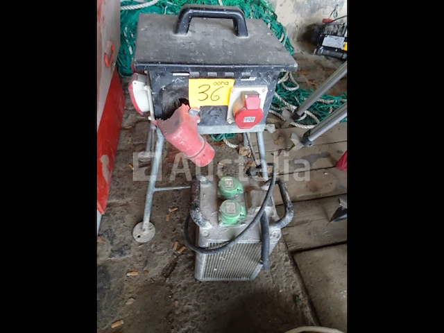 2 elektrische transformatoren op de bouwplaats - afbeelding 2 van  6