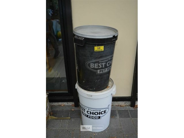 2 emmers met vogelvoer - afbeelding 1 van  3