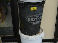 2 emmers met vogelvoer