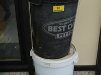 2 emmers met vogelvoer - afbeelding 2 van  3