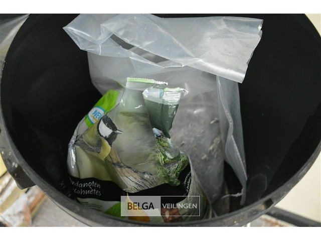 2 emmers met vogelvoer - afbeelding 3 van  3