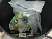 2 emmers met vogelvoer - afbeelding 3 van  3