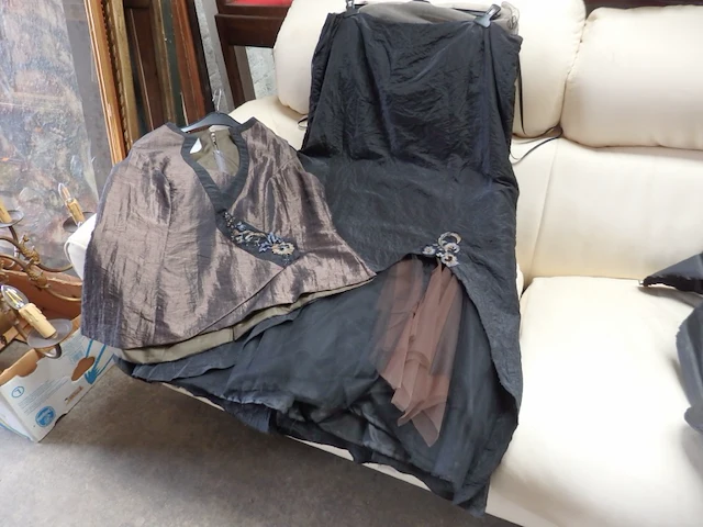 2 feestensembles (rok + bloes) + 1 hoed -beige en zwart - afbeelding 1 van  6