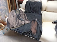 2 feestensembles (rok + bloes) + 1 hoed -beige en zwart - afbeelding 1 van  6
