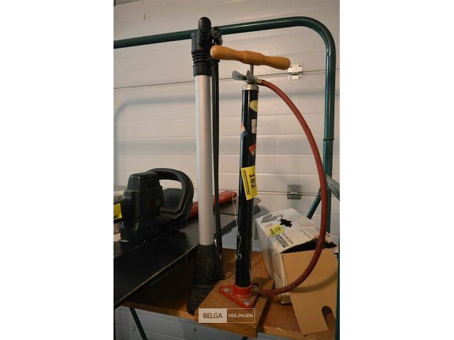 2 fietspompen (voetpompen) - afbeelding 1 van  3