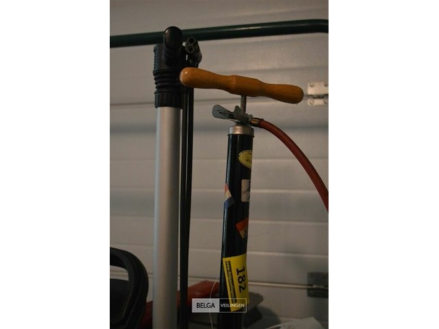 2 fietspompen (voetpompen) - afbeelding 2 van  3