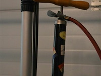 2 fietspompen (voetpompen) - afbeelding 2 van  3