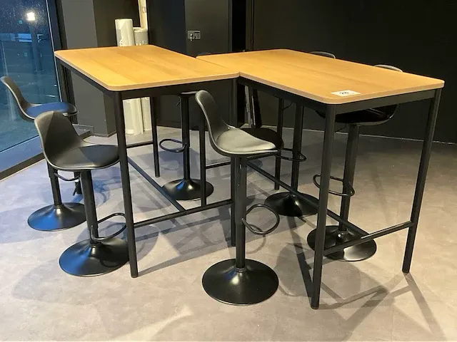 2 fineerhouten statafels en 6 brakrukken - afbeelding 1 van  3