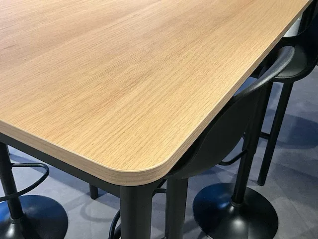 2 fineerhouten statafels en 6 brakrukken - afbeelding 2 van  3