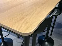 2 fineerhouten statafels en 6 brakrukken - afbeelding 2 van  3