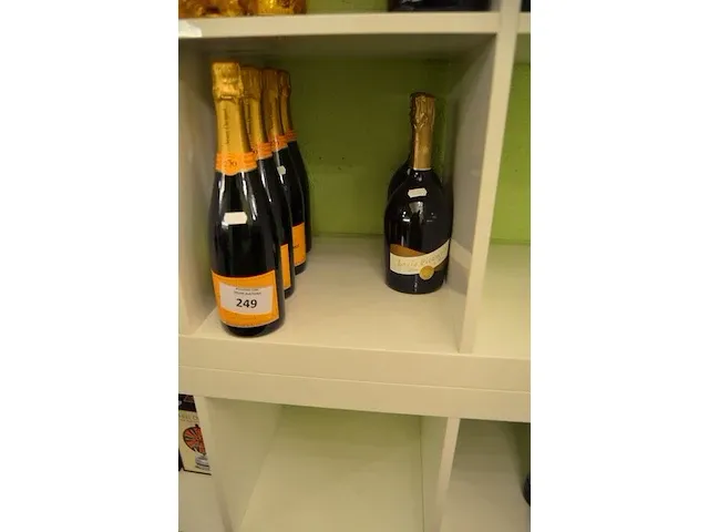 2 fl. louis picamelot blanc 75cl , 4 fl. champagne veuve clicquot brut 75cl (913,914) - afbeelding 1 van  4