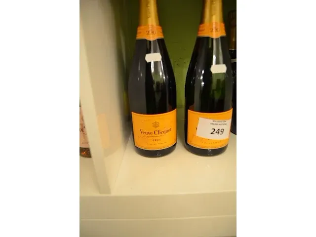 2 fl. louis picamelot blanc 75cl , 4 fl. champagne veuve clicquot brut 75cl (913,914) - afbeelding 3 van  4