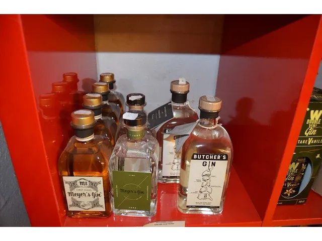 2 flessen butchers gin 70cl, 2 flessen meyers gin lime jade 50cl, 4 flessen meyers gin first class 50cl (645,646,647) - afbeelding 1 van  4