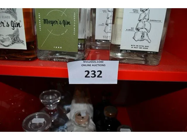 2 flessen butchers gin 70cl, 2 flessen meyers gin lime jade 50cl, 4 flessen meyers gin first class 50cl (645,646,647) - afbeelding 2 van  4