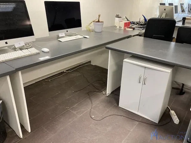 2 formica bureaus - afbeelding 1 van  5