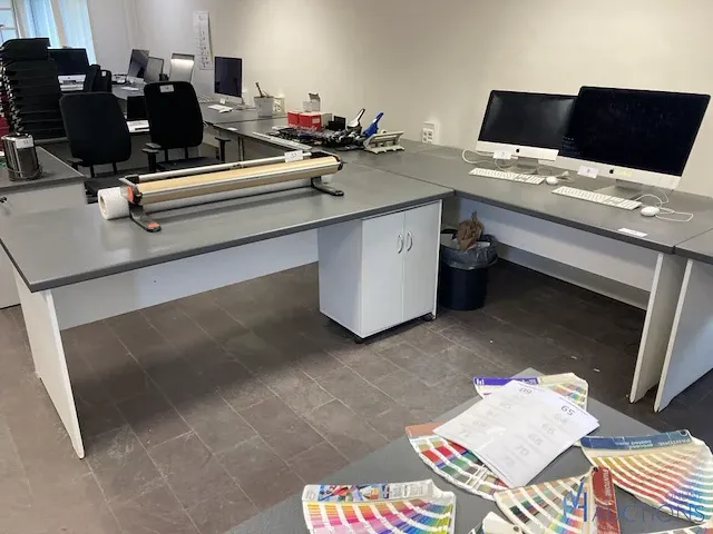 2 formica bureaus - afbeelding 1 van  4