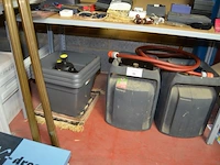 2 gasflessen, drukspuit, 2 pvc bloempotten - afbeelding 1 van  6