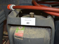 2 gasflessen, drukspuit, 2 pvc bloempotten - afbeelding 2 van  6