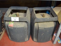 2 gasflessen, drukspuit, 2 pvc bloempotten - afbeelding 3 van  6