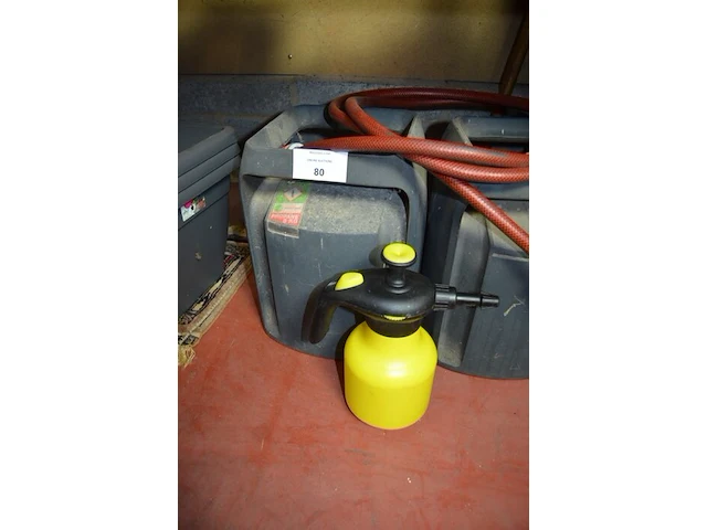 2 gasflessen, drukspuit, 2 pvc bloempotten - afbeelding 5 van  6