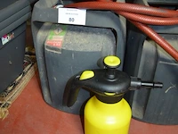 2 gasflessen, drukspuit, 2 pvc bloempotten - afbeelding 5 van  6
