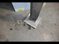 2 geldispensers op roestvrijstalen steun en zwenkwielen - afbeelding 4 van  7
