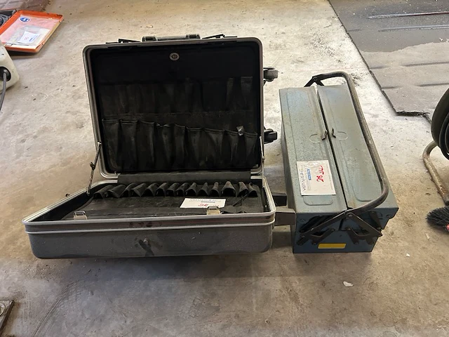 2 gereedschapskoffers - afbeelding 1 van  2
