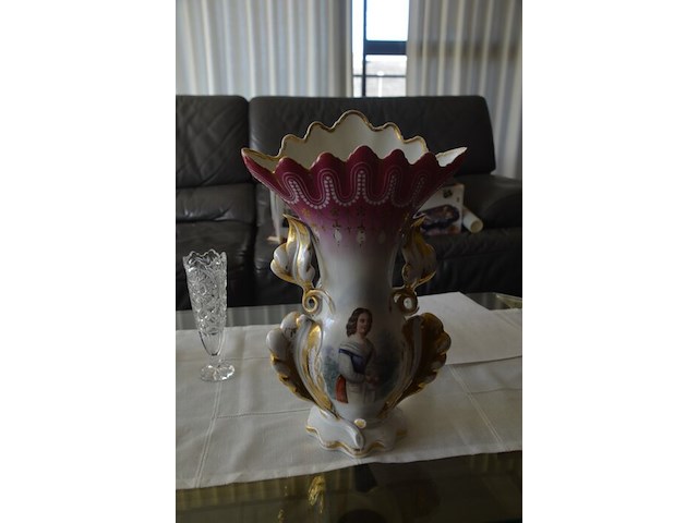 2 glazen karaffen, glazen schotel, verzilverde flessen houder, porseleinen vaas, kruidensetje met verzilverde houder, kristallen glas - afbeelding 3 van  11