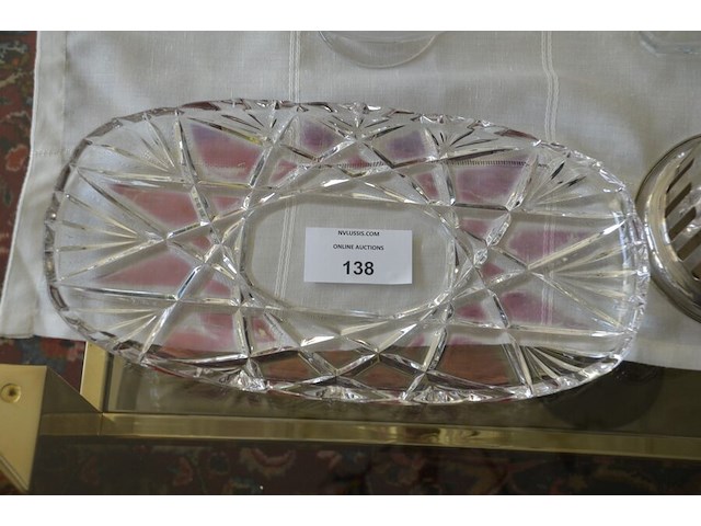 2 glazen karaffen, glazen schotel, verzilverde flessen houder, porseleinen vaas, kruidensetje met verzilverde houder, kristallen glas - afbeelding 8 van  11