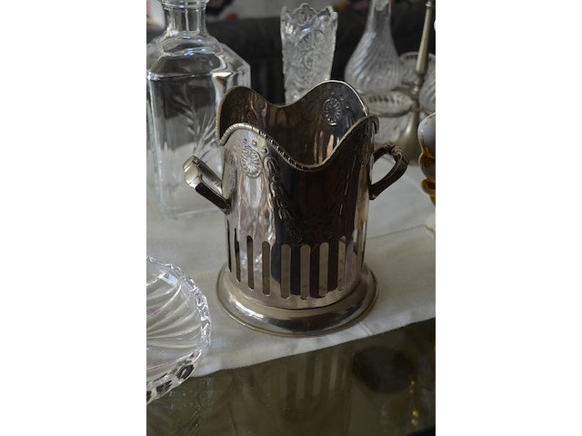 2 glazen karaffen, glazen schotel, verzilverde flessen houder, porseleinen vaas, kruidensetje met verzilverde houder, kristallen glas - afbeelding 10 van  11