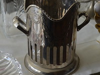 2 glazen karaffen, glazen schotel, verzilverde flessen houder, porseleinen vaas, kruidensetje met verzilverde houder, kristallen glas - afbeelding 10 van  11