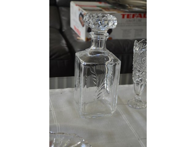 2 glazen karaffen, glazen schotel, verzilverde flessen houder, porseleinen vaas, kruidensetje met verzilverde houder, kristallen glas - afbeelding 11 van  11