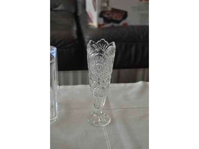 2 glazen karaffen, glazen schotel, verzilverde flessen houder, porseleinen vaas, kruidensetje met verzilverde houder, kristallen glas - afbeelding 2 van  11