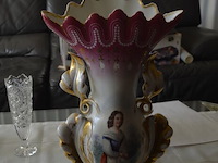 2 glazen karaffen, glazen schotel, verzilverde flessen houder, porseleinen vaas, kruidensetje met verzilverde houder, kristallen glas - afbeelding 3 van  11