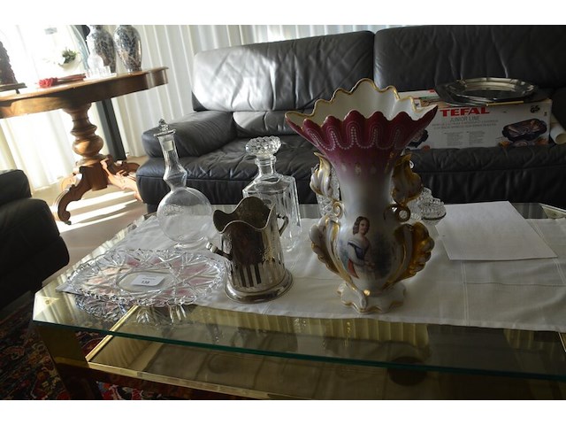 2 glazen karaffen, glazen schotel, verzilverde flessen houder, porseleinen vaas, kruidensetje met verzilverde houder, kristallen glas - afbeelding 1 van  11