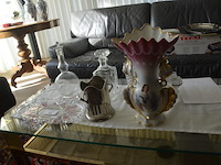2 glazen karaffen, glazen schotel, verzilverde flessen houder, porseleinen vaas, kruidensetje met verzilverde houder, kristallen glas