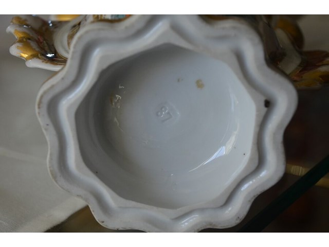 2 glazen karaffen, glazen schotel, verzilverde flessen houder, porseleinen vaas, kruidensetje met verzilverde houder, kristallen glas - afbeelding 4 van  11