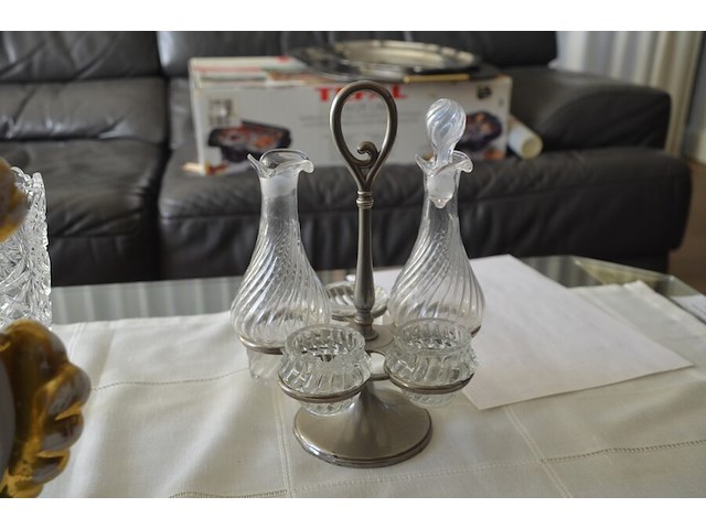 2 glazen karaffen, glazen schotel, verzilverde flessen houder, porseleinen vaas, kruidensetje met verzilverde houder, kristallen glas - afbeelding 5 van  11