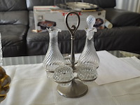 2 glazen karaffen, glazen schotel, verzilverde flessen houder, porseleinen vaas, kruidensetje met verzilverde houder, kristallen glas - afbeelding 5 van  11