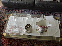 2 glazen karaffen, glazen schotel, verzilverde flessen houder, porseleinen vaas, kruidensetje met verzilverde houder, kristallen glas - afbeelding 6 van  11